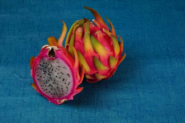 mavi arka planda taze ejderha meyvesi