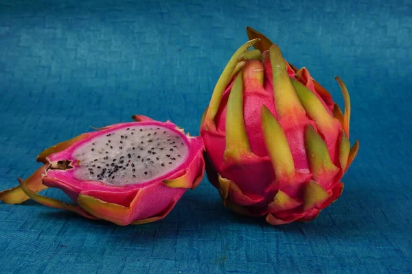 mavi arka planda taze ejderha meyvesi