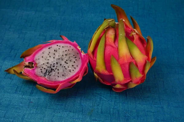 mavi arka planda taze ejderha meyvesi