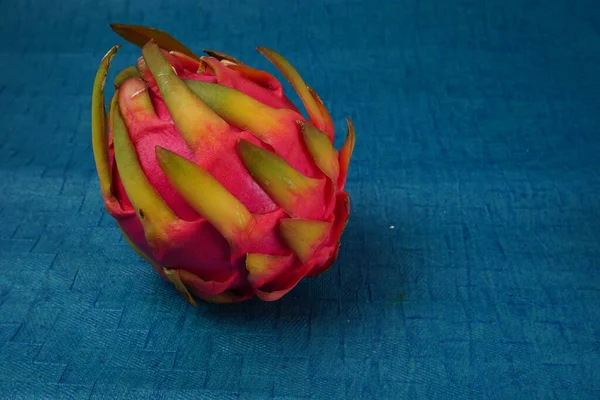 mavi arka planda taze ejderha meyvesi