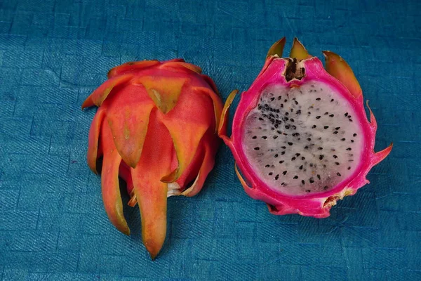 Fruta Fresca Dragón Sobre Fondo Azul —  Fotos de Stock