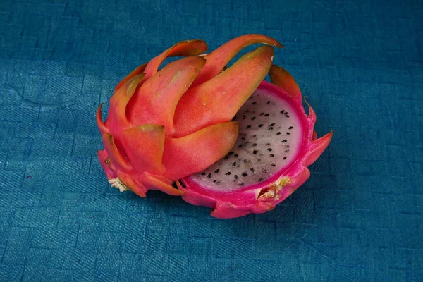 mavi arka planda taze ejderha meyvesi