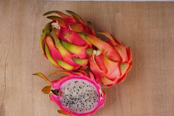 Fruta Fresca Del Dragón Sobre Fondo Madera —  Fotos de Stock