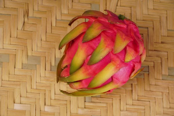 Friska Drake Frukt Eller Pitaya Isolerad Bakgrunden — Stockfoto