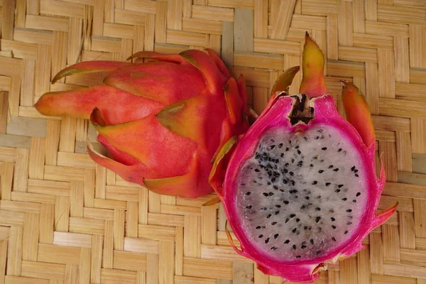 Gesunde Drachenfrüchte Oder Pitaya Isoliert Hintergrund — Stockfoto