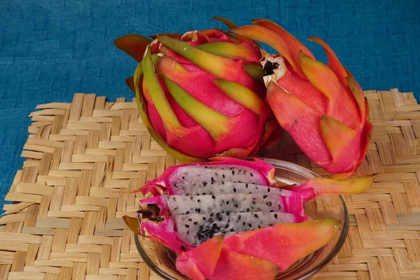 Friska Drake Frukter Eller Pitaya Isolerad Bakgrunden — Stockfoto