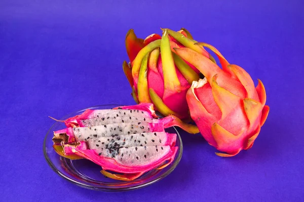 mavi arka planda taze ejderha meyvesi