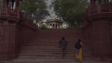 Jodhpur, Hindistan - 31 Ekim 2015: Yağmurlu havalarda Jaswant Thada Mausoleum 'un güzel manzarası