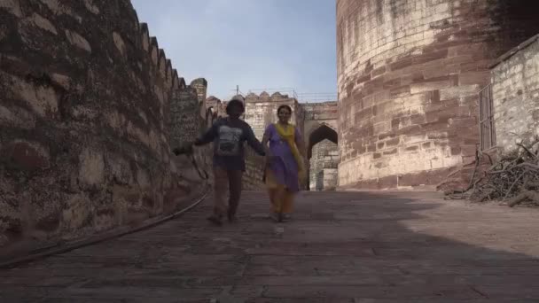 Ζήστε Δόνηση Των Αρχαίων Δρόμων Της Ινδίας Ινδός Άνδρας Και — Αρχείο Βίντεο