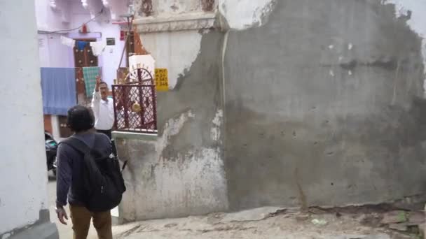Upplev Livskraften Indiens Gamla Gator Utforskar Hindu Man Och Kvinna — Stockvideo