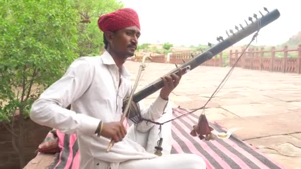 Indian Man Spelar Musikinstrument Stadens Gata — Stockvideo