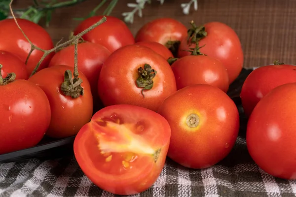 Färska Röda Tomater Med Vattendroppar Mörk Bakgrund Skördar Tomater Ovanifrån — Stockfoto