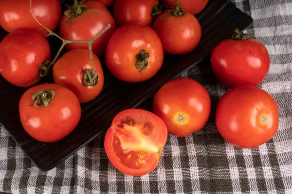 Frische Rote Tomaten Mit Wassertropfen Auf Dunklem Hintergrund Tomatenernte Ansicht — Stockfoto