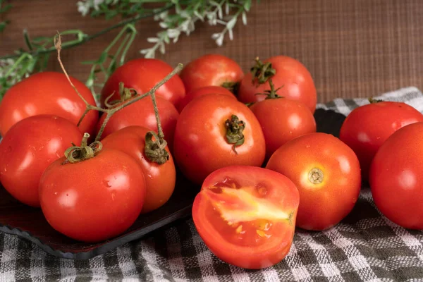 Świeże Czerwone Pomidory Kroplami Wody Ciemnym Tle Zbieram Pomidory Widok — Zdjęcie stockowe