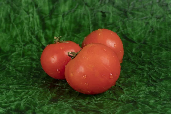 Ferske Røde Tomater Grønn Bakgrunn – stockfoto