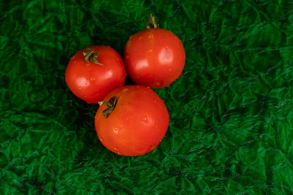 Свежие Красные Помидоры Зеленом Фоне — стоковое фото