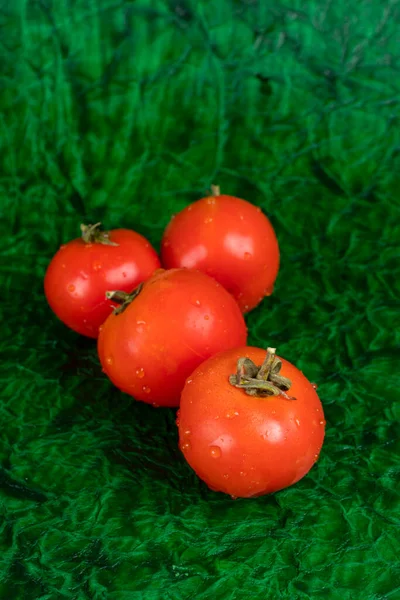 Tomates Vermelhos Frescos Fundo Verde — Fotografia de Stock
