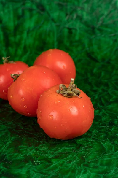 Frische Rote Tomaten Auf Grünem Hintergrund — Stockfoto