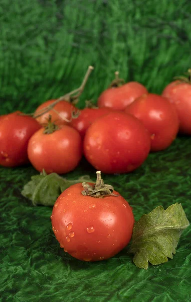 Färska Röda Tomater Grön Bakgrund — Stockfoto