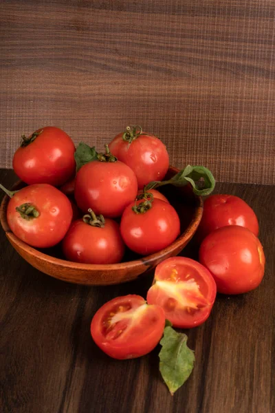 新鲜的红色西红柿放在碗里 — 图库照片