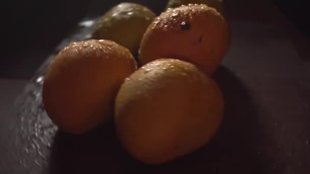 Ώριμα Κίτρινα Φρούτα Μάνγκο Σταγόνες Νερού Στο Σκοτάδι — Αρχείο Βίντεο