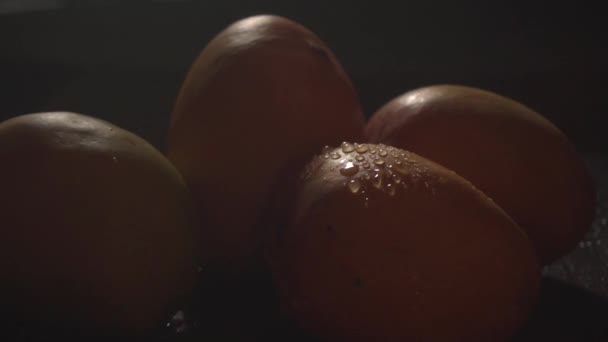 Dojrzały Żółty Owoc Mango Kroplami Wody Ciemności — Wideo stockowe