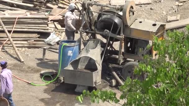 用混凝土搅拌机在工地工作的人 — 图库视频影像