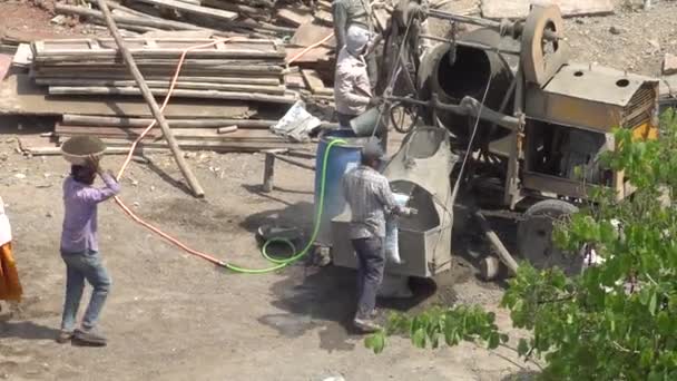 Personas Que Trabajan Obras Construcción Con Hormigonera — Vídeo de stock