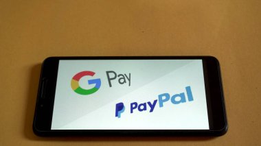 Gpay ve PayPal hizmetleriyle cep telefonu ekranda