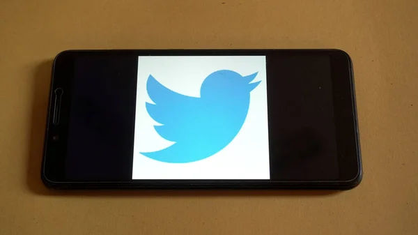 Мобильный Телефон Сервисом Twitter Экране — стоковое фото