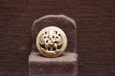 Müzedeki antik taşın heykeli.