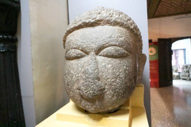 Müzedeki antik taşın heykeli.