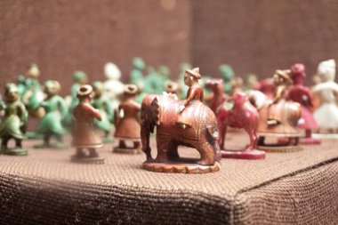 Masada farklı el yapımı figürler var. 