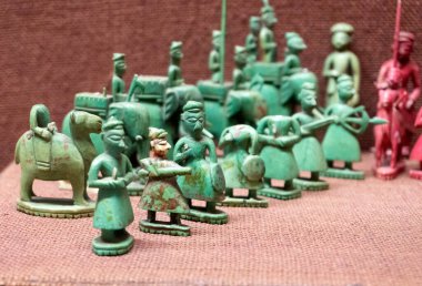 Masada farklı el yapımı figürler var. 