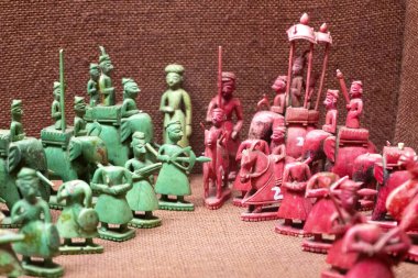 Masada farklı el yapımı figürler var. 