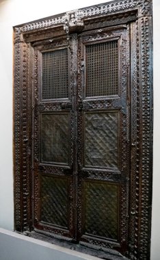 Dekoratif desenli eski metal kapı