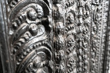 Dekoratif desenli eski metal kapı