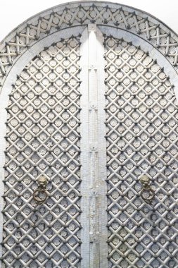 Dekoratif desenli eski metal kapı