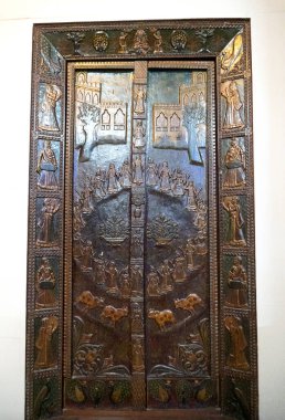 Dekoratif desenli eski metal kapı