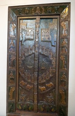 Dekoratif desenli eski metal kapı