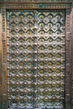 Dekoratif desenli eski metal kapı