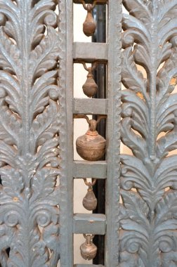 oymalı eski metal kapı, yakın görüş