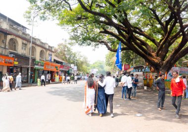 Asya şehrinde yürüyen insanlar