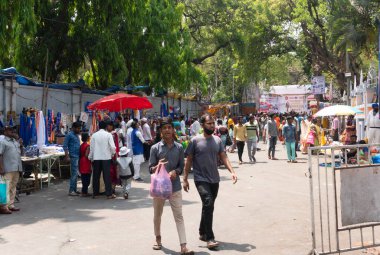 Asya şehrinde yürüyen insanlar