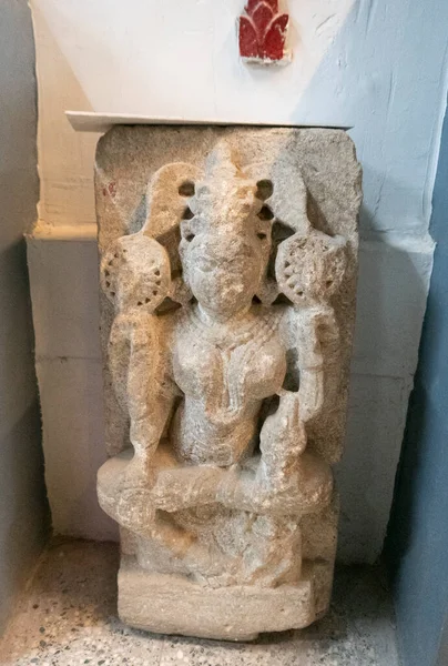 Müzedeki antik taşın heykeli.
