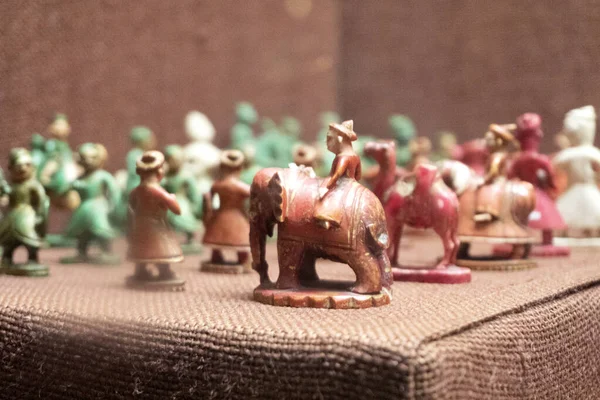 Masada farklı el yapımı figürler var. 