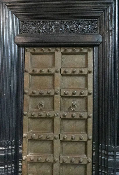 Stare Metalowe Drzwi Dekoracyjnym Wzorem — Zdjęcie stockowe
