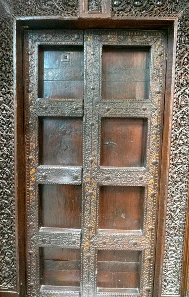 Старая Металлическая Дверь Декоративным Узором — стоковое фото