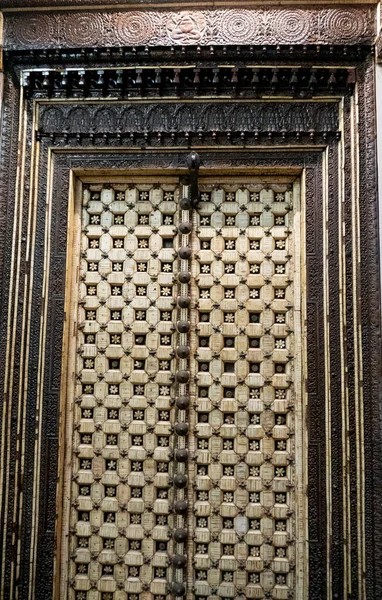 Старая Металлическая Дверь Декоративным Узором — стоковое фото