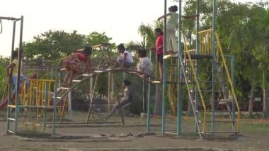 PUNE, MAHARASHTRA, INDIA, HAZİRAN - 26, 2023: oyun alanında eğlenen Hintli çocuklar. Sağlıklı yaşam tarzı.
